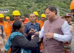 “आप मेरे लिए श्रीकृष्ण जैसे हैं…” — धराली में आपदा से प्रभावित महिला ने फाड़ी हुई साड़ी से मुख्यमंत्री धामी को बांधी राखी