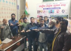 महक मोटर ड्राइविंग स्कूल के स्वामी मोबीन खान ने भी लोगों के साथ मनाया सड़क सुरक्षा माह और ली शपथ