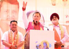 रंगोत्सव होली मिलन समारोह में जनता ने पुष्पवर्षा कर किया मुख्यमंत्री का स्वागत