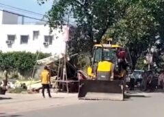 नगर निगम ने चैती मेले के बाहर लगी दुकानों को जेसीबी से हटाया दुकानदारों में आक्रोश