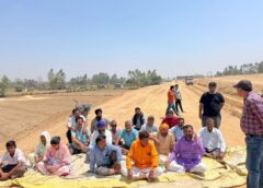 एनएच हाईवे के निर्माण के चलते सर्विस रोड बनाने को लेकर कांग्रेस का प्रदर्शन