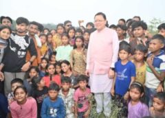 बच्चों के बीच पहुंचे सीएम धामी, सेल्फी ली और मेहनत, अनुशासन व ईमानदारी का दिया सफलता का मंत्र