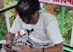 रामगढ़ में युवतियों से छेड़छाड़ पर बवाल, ग्रामीणों ने दो युवकों के चेहरे पर कालिख पोती, पुलिस ने लिया हिरासत में
