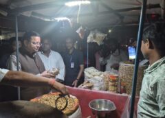 सीएम पुष्कर सिंह धामी ने खटीमा में रवि के ठेले पर रुककर खाई मूंगफली, नगला तराई में सुनीं जनसमस्याएं
